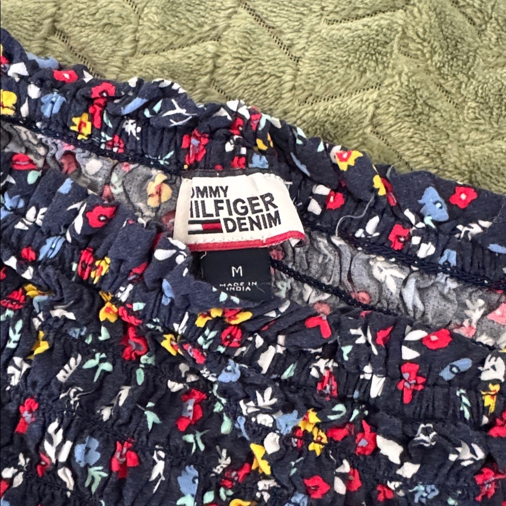 Tommy Hilfiger Denim Navy Floral Smocked Blouse Sz M - Picture 2 of 4